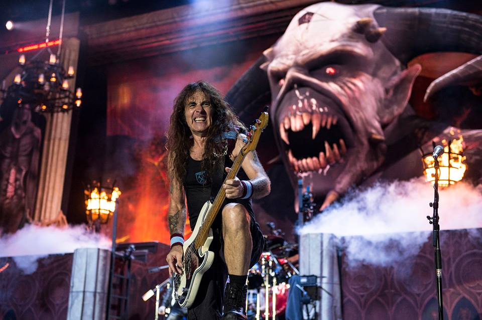 Steve Harrys, bajista de Iron Maiden, toca con la imagen del personaje Eddie atrás. Foto: Facebook de Iron Maiden