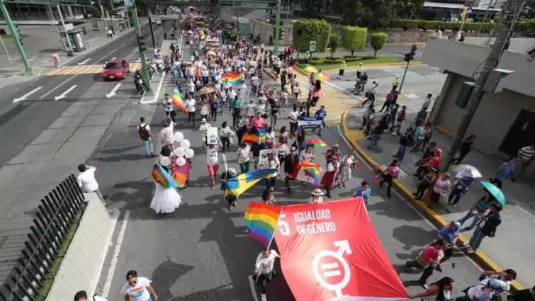 “Existo. Resisto. Celebro”, fue una de las consignas que se vieron en la marcha del orgullo LGBTIQ+ en Ciudad de Guatemala. Foto cortesía de La Prensa Libre de Guatemala