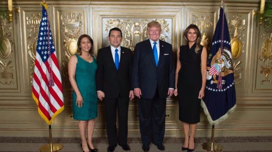 Patricia y Jimmy Morales, junto a Melania y Donald Trump en una actividad celebrada en Nueva York, en septiembre del año pasado. Foto cortesía de La Prensa Libre de Guatemala / Hemeroteca PL