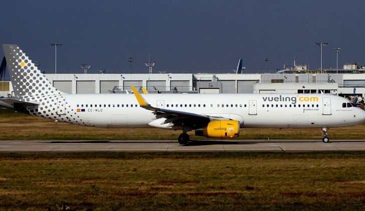 Denuncian a Vueling por negarle a una pasajera acceder al avión por su escote