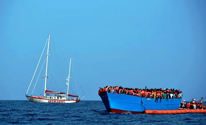 Open Arms pide un puerto seguro para desembarcar urgentemente a 121 inmigrantes.