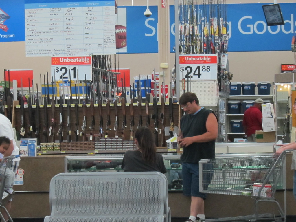 En los supermercados Walmart de Estados Unidos se pueden comprar armas con controles laxos y deficientes. Foto: Flickr / Rick Webb