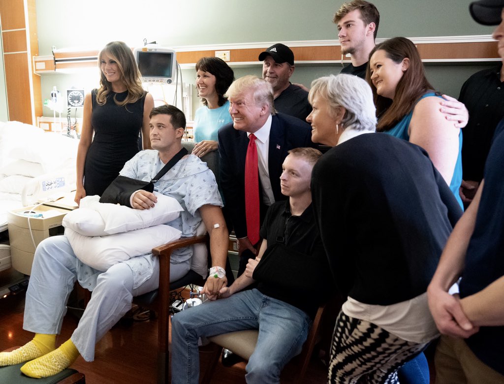 Donald Trump se fotografía con sobrevivientes de la masacre de Dayton. Foto: Twitter
