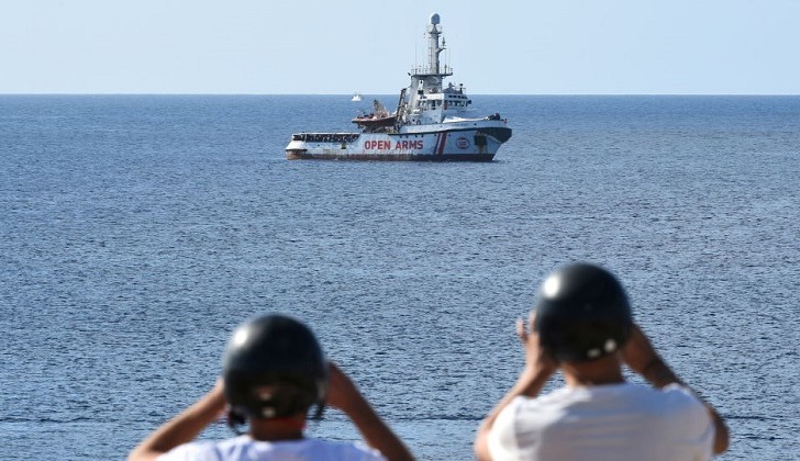 España ofrece "el puerto más cercano" al barco de rescate Open Arms.