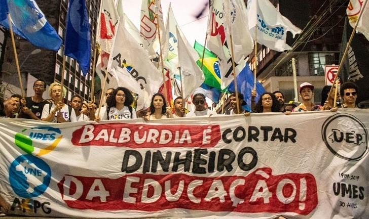 Multitudinarias manifestaciones en Brasil para defender la educación pública