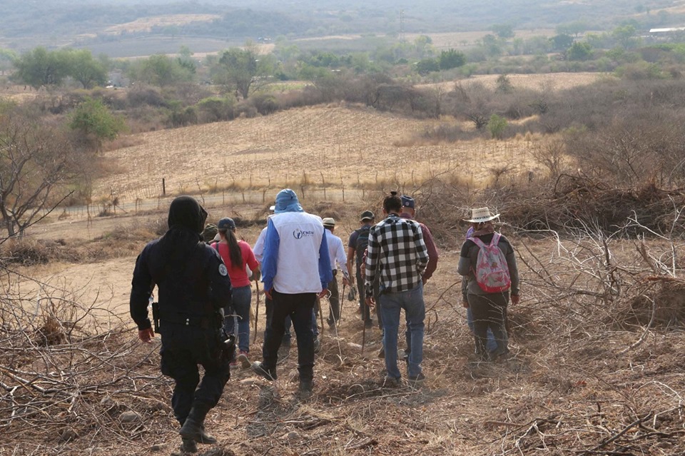 Personeros de la Comisión Nacional de Derechos Humanos de México buscan desaparecidos en alguna zona del país. Foto: Facebook / CNDH