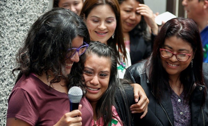 Justicia salvadoreña exonera a joven condenada por haber sufrido un aborto espontáneo en el 2016