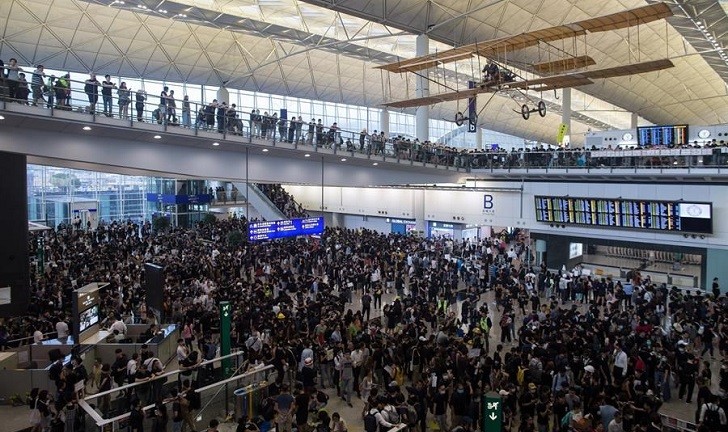 El aeropuerto de Hong Kong suspende todos sus vuelos a causa de las protestas
