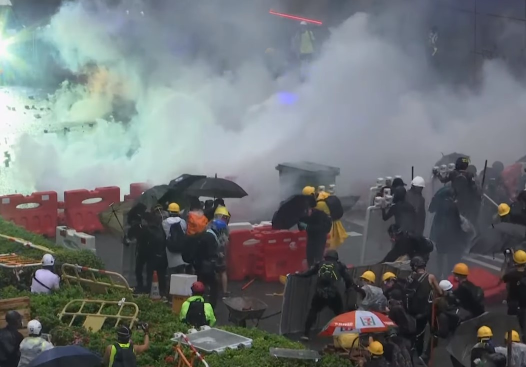 Hong Kong: Policía eleva la violencia y ataca a manifestantes con cañones de agua