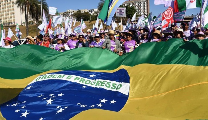 Miles de mujeres indígenas y campesinas marcharon contra las políticas de Bolsonaro.