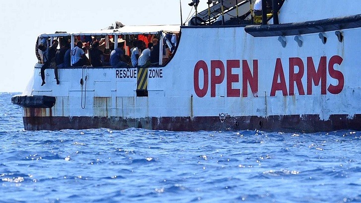 España ofrece a Open Arms desembarcar en Algeciras, un puerto a más de 5 días de navegación.