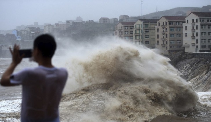 El tifón Lekima toca tierra y deja al menos 18 muertos y un millón de evacuados en China