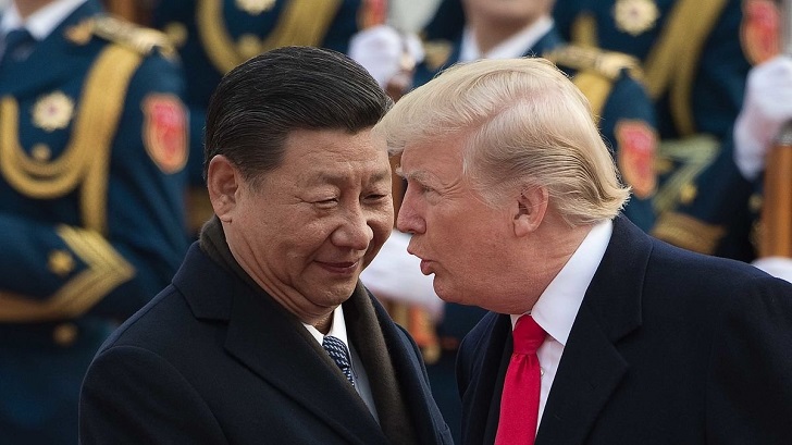 Foto de archivo de Xi Jinping hablando con Donald Trump