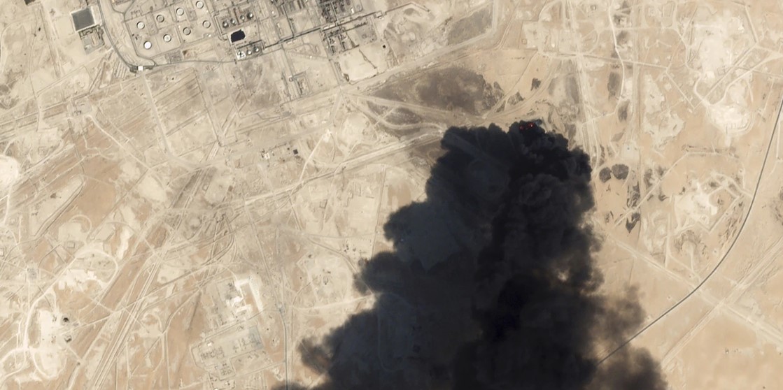Una imagen satelital del ataque a instalaciones petroleras en Arabia Saudita. Foto: Planet Lab Inc a través de AP