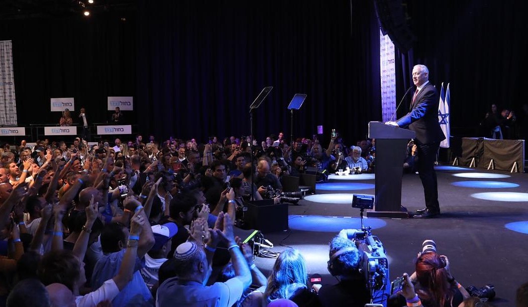 Benny Gantz, en las últimas elecciones, celebrando junto a sus partidarios haber aventajado a Netanyhu. Foto: Twitter / Benny Gantz