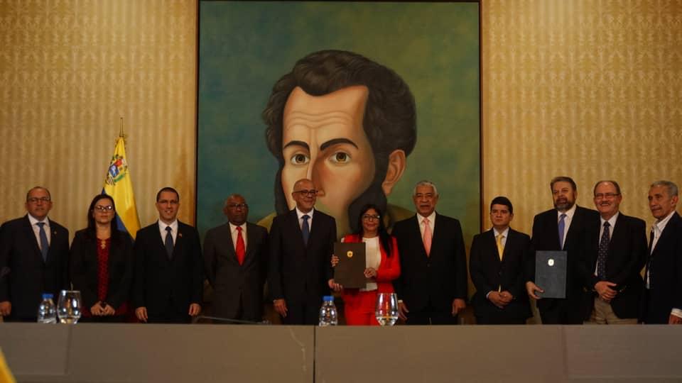 Delcy Rodríguez sostiene el acta del acuerdo firmado con los partidos opositores minoritarios. Foto: Gobierno de Venezuela