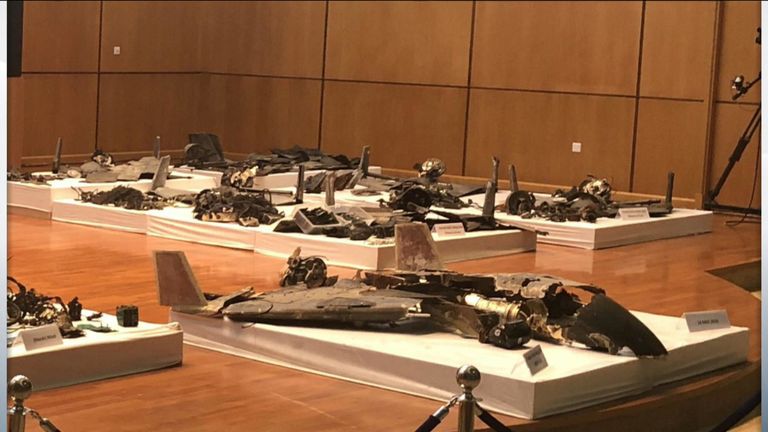 Parte de los restos de drones y misiles de crucero mostrados por Arabia Saudita