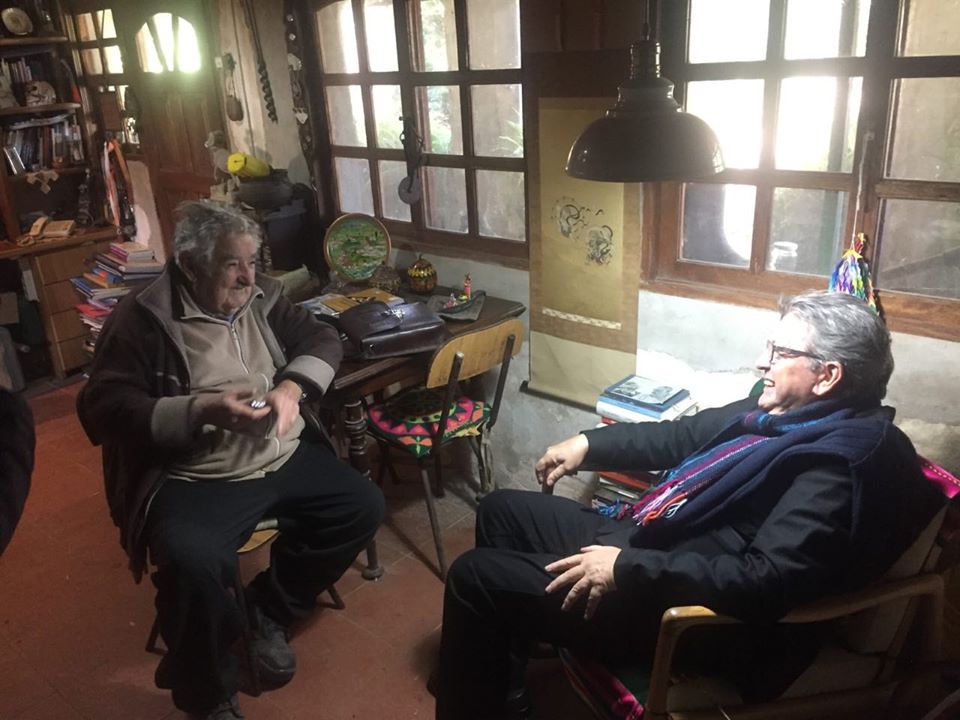 Jean-Luc Mélenchon conversando con José Mujica en el Quincho de Varela. Foto: Facebook 