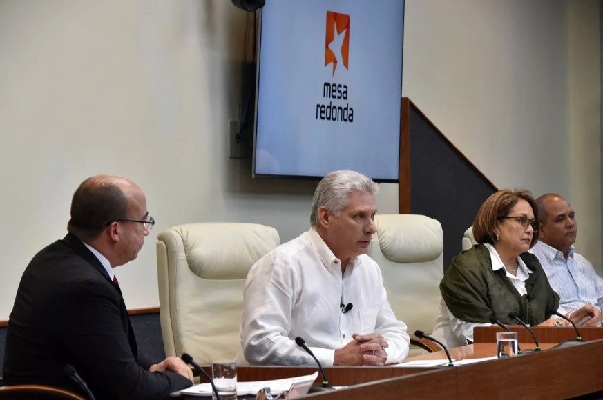 El presidente de Cuba, Miguel Díaz-Canel (centro) hablando en el programa Mesa Redonda, del canal Televisión Cubana. Foto: Estudios Revolución