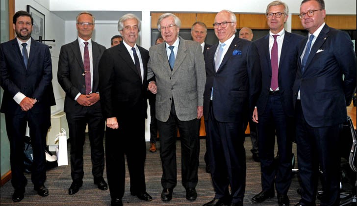 Vázquez y Astori junto a una delegación de Stora Enso. Foto: Presidencia de la República.