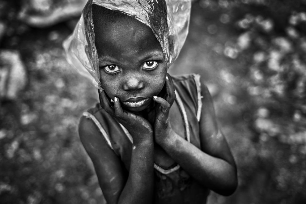 Un niño juega con una bolsa de plástico. Alrededor de 380 millones de toneladas de plástico se producen en todo el mundo cada año" Foto: Antonio Aragon Renuncio