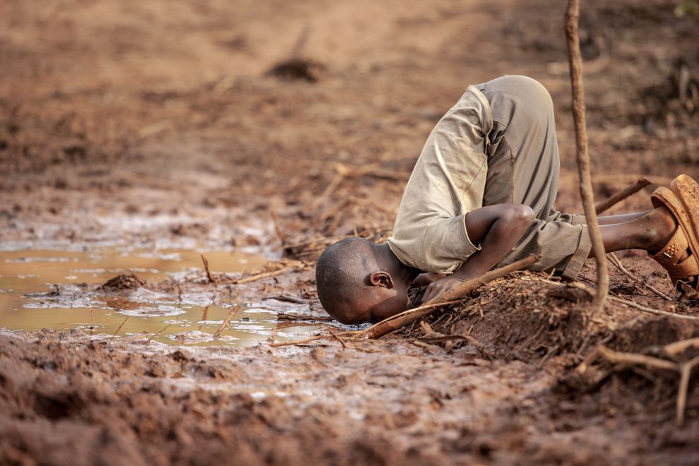 Un niño bebe agua sucia debido a la falta de puntos de agua potable en el área debido a la deforestación, lo que conlleva riesgos para la salud. Foto: Frederick Dharshie Wissah