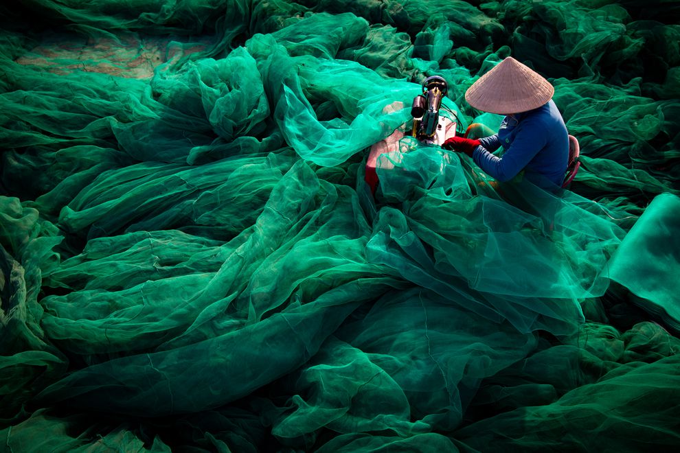 A medida que disminuyen las reservas de peces, los métodos de pesca se vuelven cada vez más extremos. La pesca destructiva con redes de tejido muy fino devasta el medio marino. Foto: Tran Tuan Viet