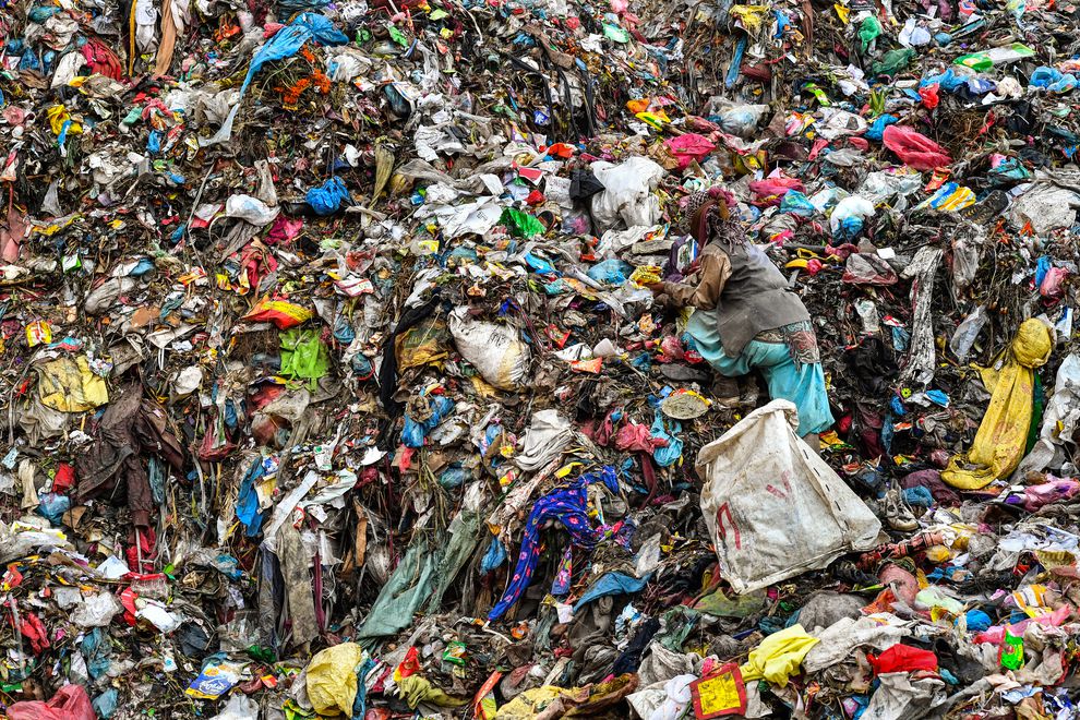 En el vertedero de Sisdol en Nepal, los recicladores hurgan en la basura todo el día buscando materiales u objetos de valor para vender. Foto: Valerie Leonard