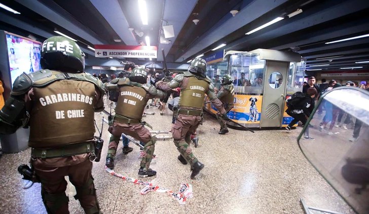 Carabineros se enfrentan a manifestantes en el metro / Foto: EFE