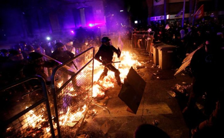 Manifestantes se enfrentan con la policía / Foto: Reuters