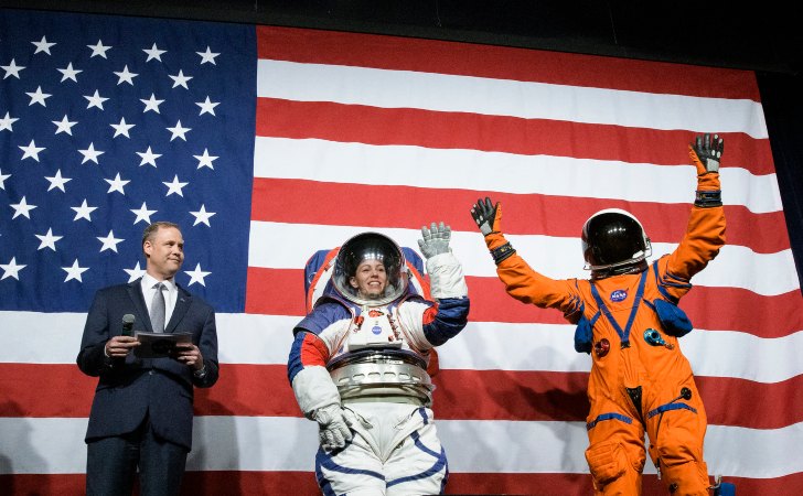 El administrador de la NASA Administrator Jim Bridenstine, junto a la ingeniera Kristine Davis y Dustin Gohmert, project manager de la producción de trajes / Foto: NASA