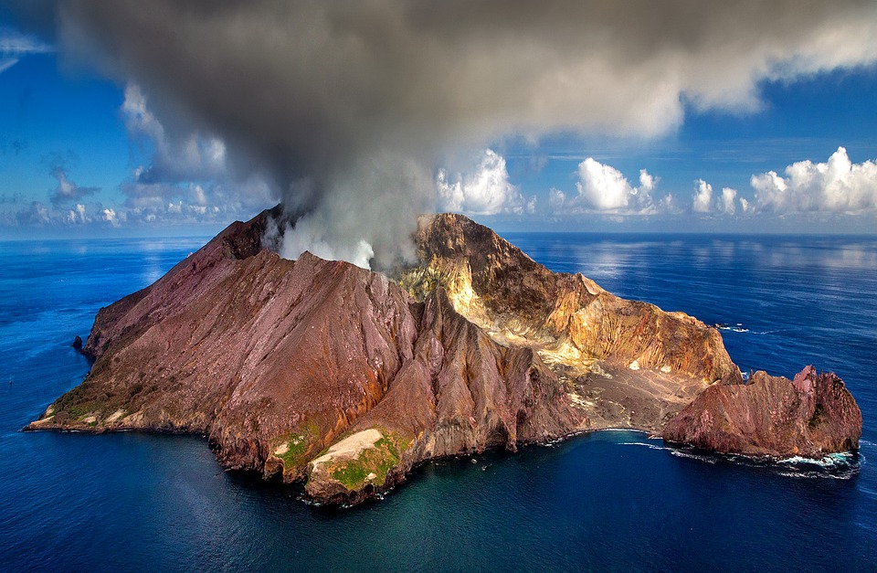 Volcán Isla Whakaari en Nueva Zelanda haciendo erupción. Foto: Pixabay