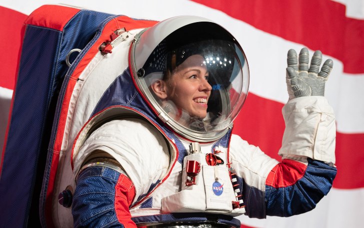 Kristine Davis, ingeniera de la NASA posando con el nuevo traje xEMU de exploración lunar / Foto: NASA