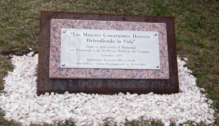 Piedra fundamental donde se construirá el Memorial por las ex presas políticas. Foto: Parlamento.