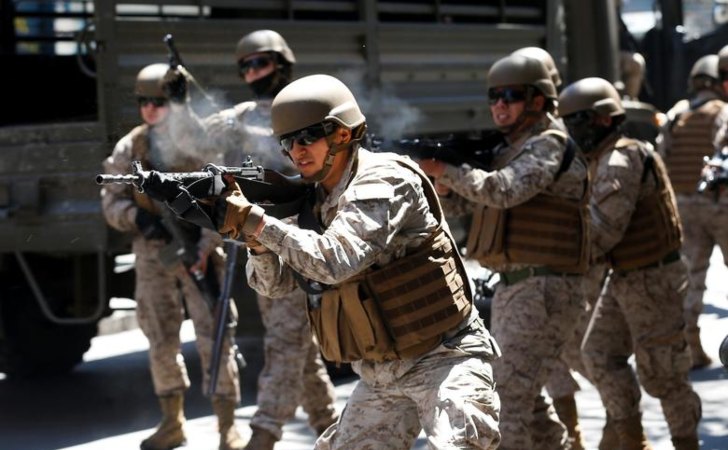 Soldados del ejército de Chile disparan contra los manifestantes / Foto: Reuters