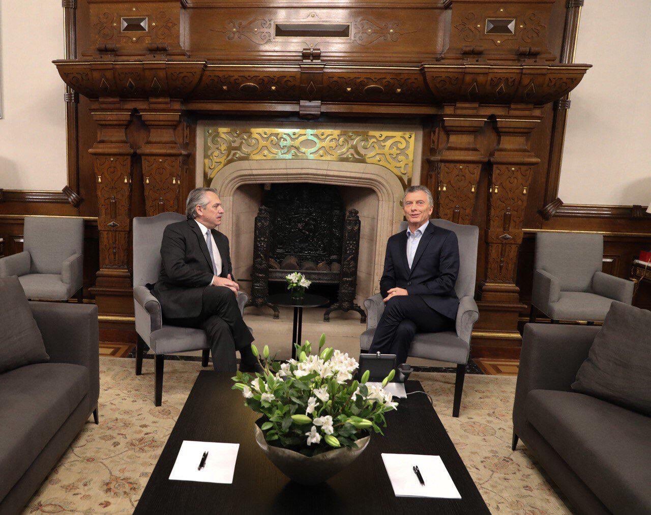 El presidente electo, Alberto Fernández (izq) conversando con el saliente Mauricio Macri sobre la transición. Foto: Twitter / Alberto Fernández 