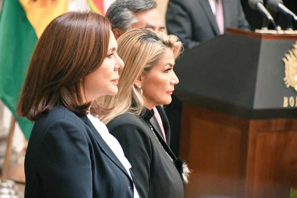 En primer plano, Karen Longaric, canciller del gobierno de facto de Bolivia. A su lado la autoproclamada presidenta Jeanine Añez. Foto: Cancillería de Bolivia