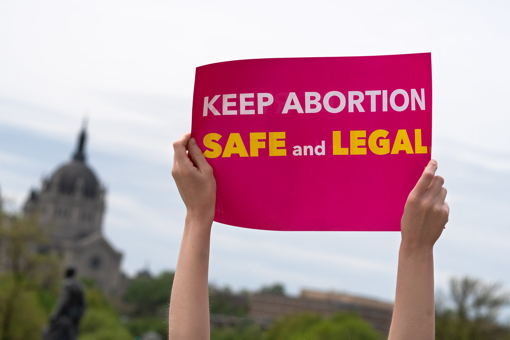 Una mujer protesta en Saint Paul, Minnesota, con un cartel que pide mantener el aborto seguro y legal en Estados Unidos. Foto: Flickr / Lorie Shaull