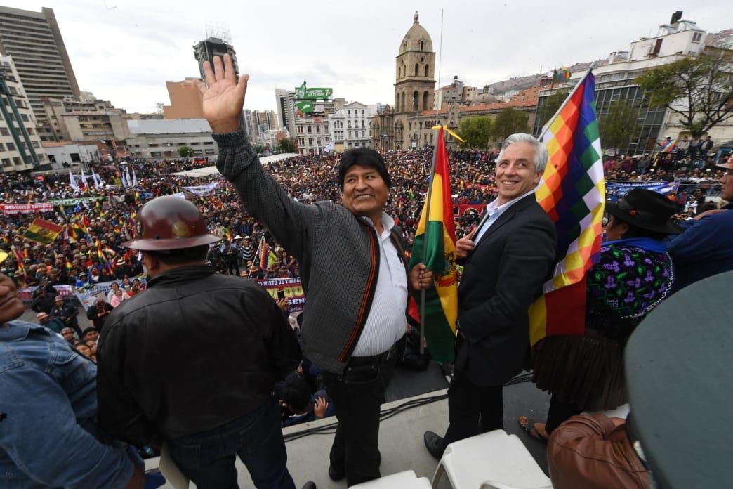 Evo Morales saludando a sus votantes. A su lado, el vicepresidente Álvaro García Linera. Ambos renunciaron al cargo este domingo. Foto: Twitter / Evo Morales