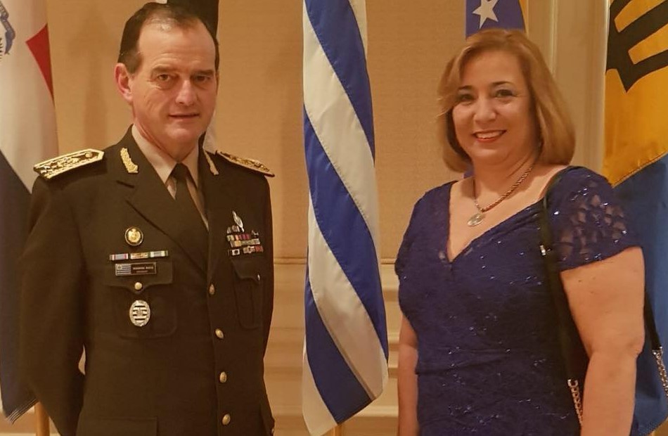 Irene Moreira posando junto a Guido Manini Ríos, cuando aún era comandante del Ejército. Foto: Facebook / Irene Moreira