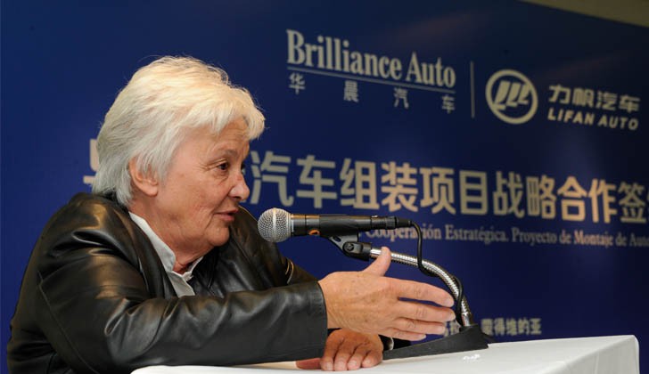 Lucía Topolansky durante la firma del acuerdo entre Lifan Motors y la empresa estatal china Brillance. Foto: Presidencia.