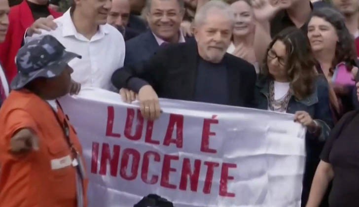 Momento en que Lula recupera la libertad. 