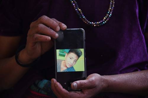 La madre del migrante guatemalteco Carlos Hernández Vásquez muestra en un celular la imagen de su hijo, quien falleció el pasado día 20 estando bajo custodia de la Patrulla Fronteriza. Foto: AFP. 