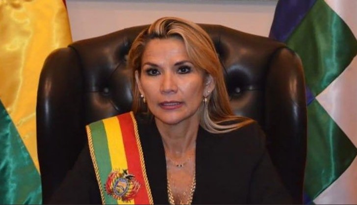 La senadora Jeanine Añez se proclamó presidenta interina de Bolivia. Foto: Twitter.