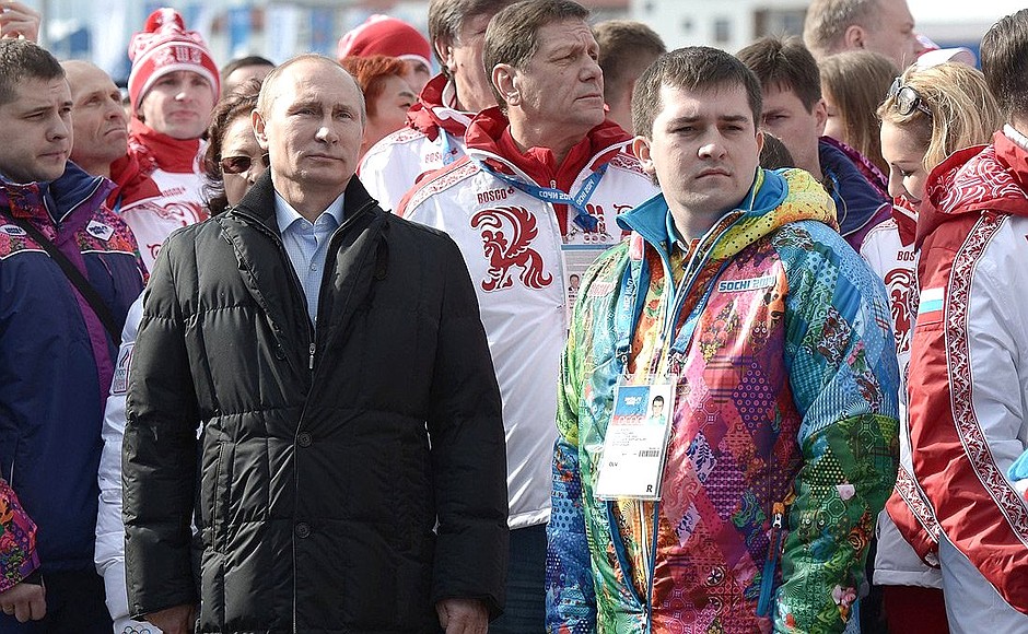 El presidente ruso, Vladimir Putin, posa frente a la delegación de atletas que viajaron a Sochi 2014. Foto: Kremlin.ru