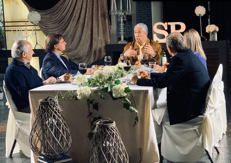 Segio Puglia en su programa "Puglia Invita", conversando con la fórmula Lacalle Pou-Argimón y otros invitados. Foto: Twitter / PugliaInvita
