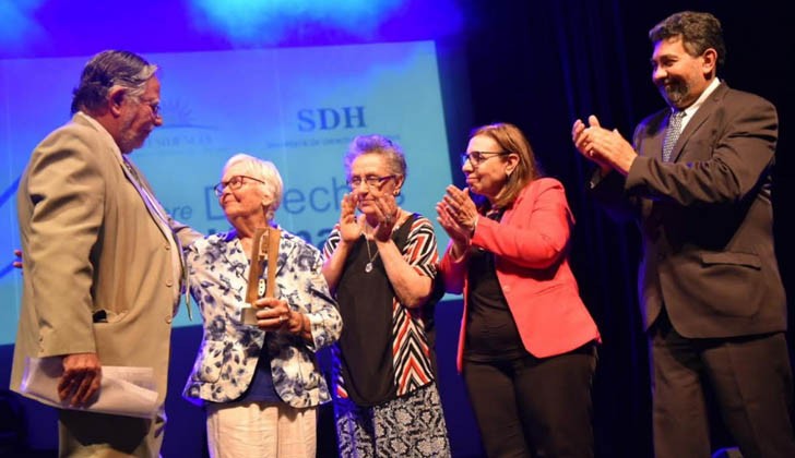 Ministro de Defensa, José Bayardi; Belela Herrera, Chela Fontora, Ana Olivera y Nelson Villareal.