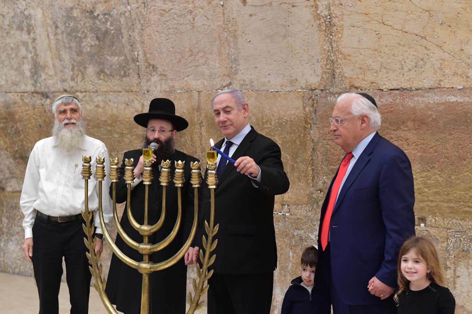 Netanyahu encendiendo la primera vela del Janucá, junto con el embajador estadounidense en Israel, David Friedman (der). Foto: Twitter / Netanyahu