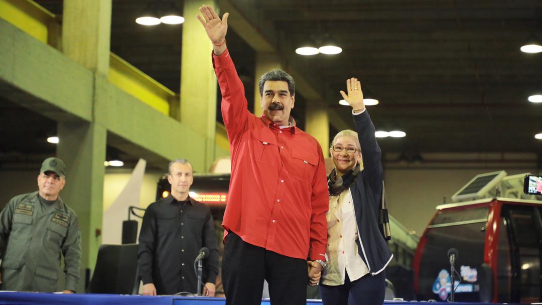 Nicolás Maduro saludando a sus partidarios junto a su esposa Cilia Flores. Foto: Twitter / Nicolás Maduro