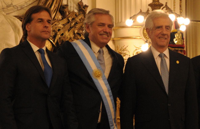 Luis Lacalle Pou, Alberto Fernández y Tabaré Vázquez. Foto: Presidencia.